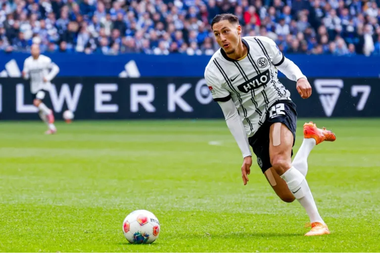 Younes Ebnoutalib sous le maillot d'Elversberg