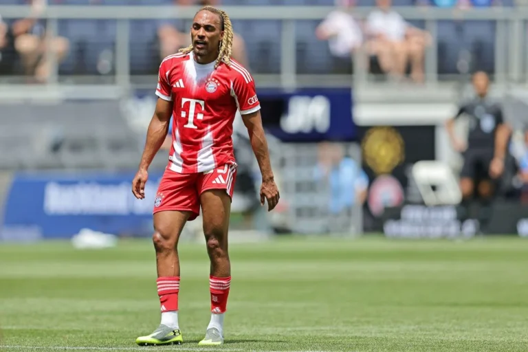 Sacha Boey sous le maillot du Bayern Munich @Alamy