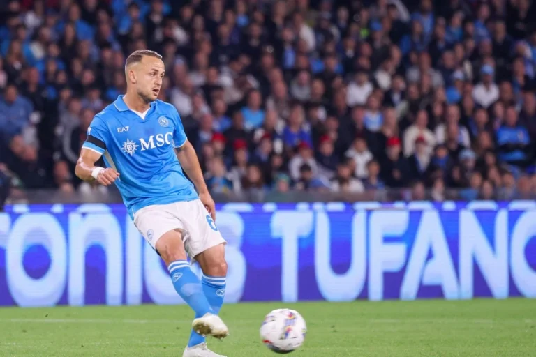 Stanislas Lobotka sous le maillot du Napoli @Alamy