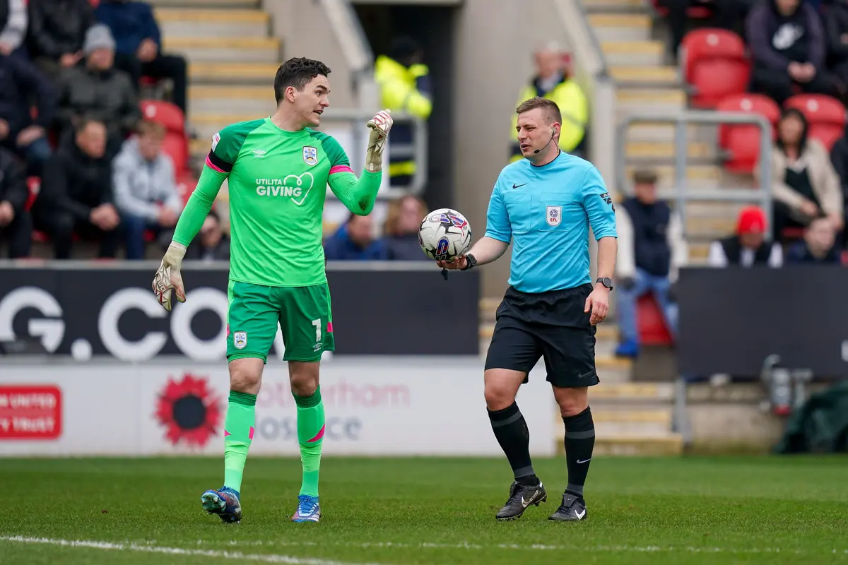 Inédit : Un gardien quitte le stade en plein match et devient le héros des fans