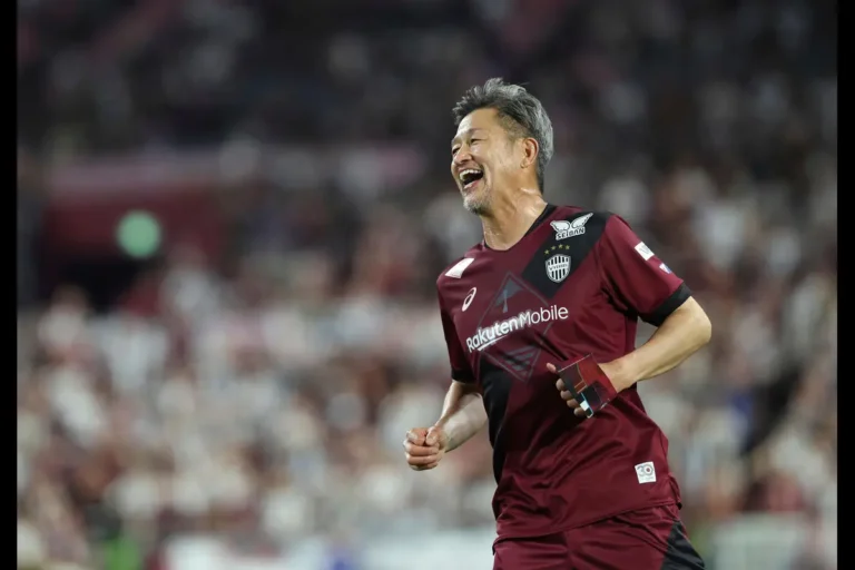 Le plus vieux joueur du monde signe un nouveau contrat