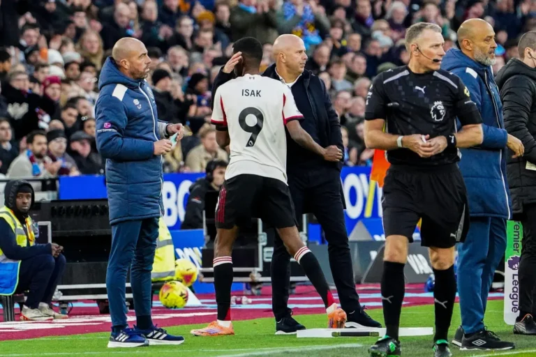 "Quand on rejoint un nouveau club...", l'étonnant message d'Arne slot après la blessure d'Isak