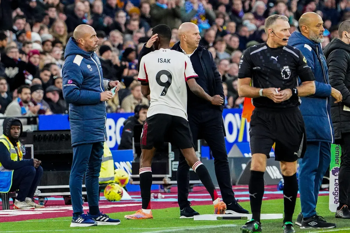 « Quand on rejoint un nouveau club… », l&rsquo;étonnant message d&rsquo;Arne slot après la blessure d&rsquo;Isak