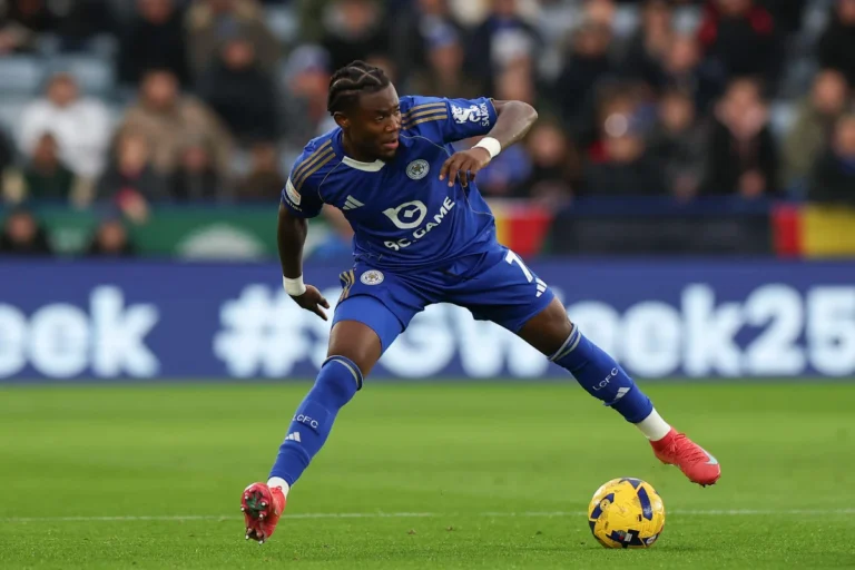Abdul Fatawu sous le maillot de Leicester