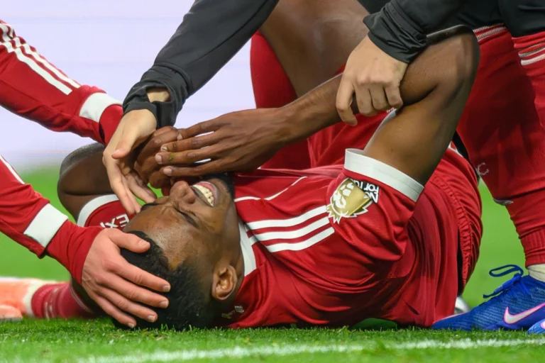 Alexander Isak blessé avec Liverpool ©Alamy