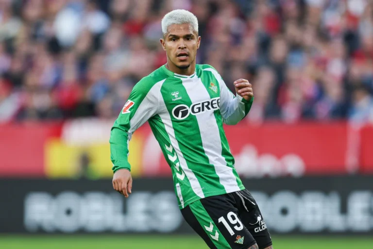 Cucho Hernández sur les tablettes de Manchester United