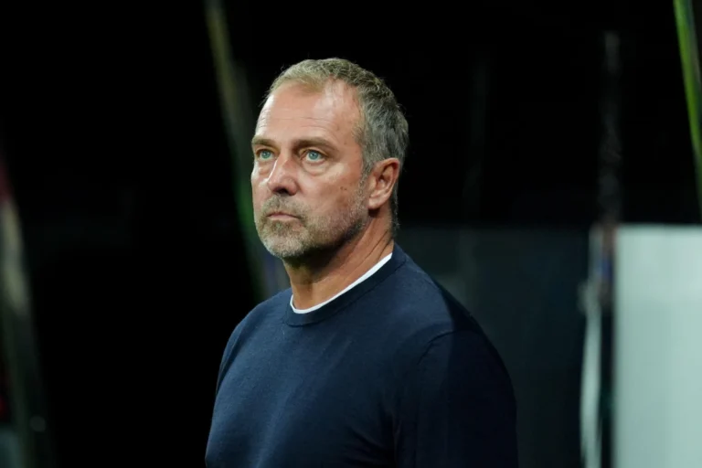 FC Barcelone : Hansi Flick sort du silence après l'épisode de ses pleurs