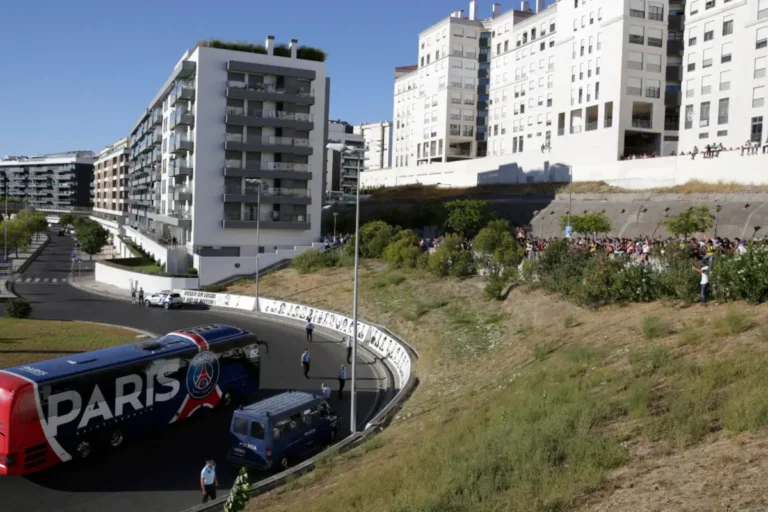 Frayeur en altitude, bus caillassé... Le déplacement mouvementé du PSG à Bilbao