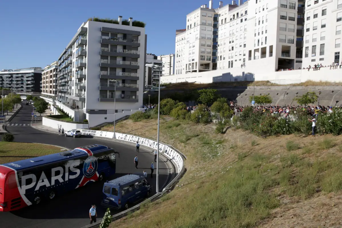 Frayeur en altitude, bus caillassé... Le déplacement mouvementé du PSG à Bilbao