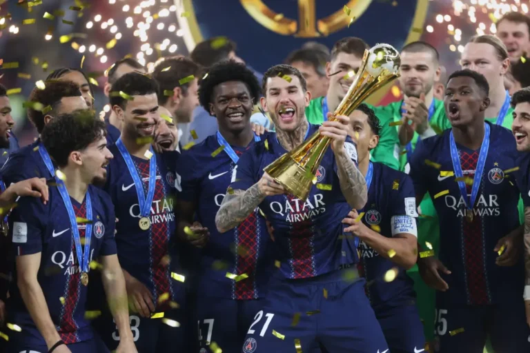 Le PSG monte sur le toit du monde