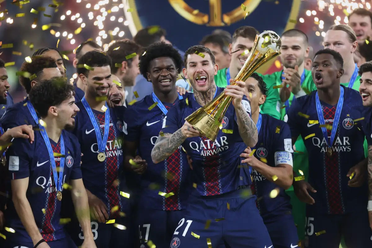 Le PSG monte sur le toit du monde