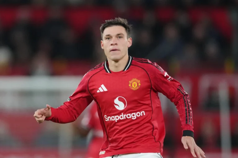 Manuel Ugarte sous le maillot de Manchester United