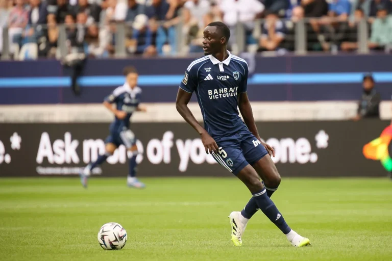 Moustapha Mbow avec le Paris FC