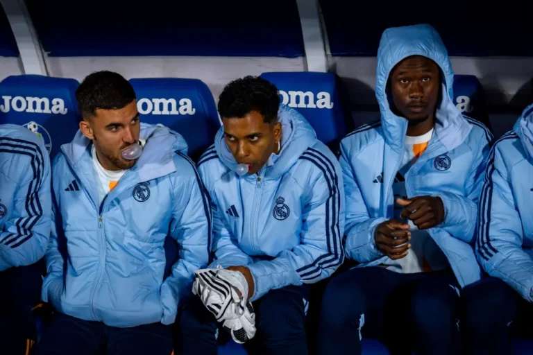 Rodrygo, Eduardo Camavinga et 6 autres joueurs sur le départ ©Alamy