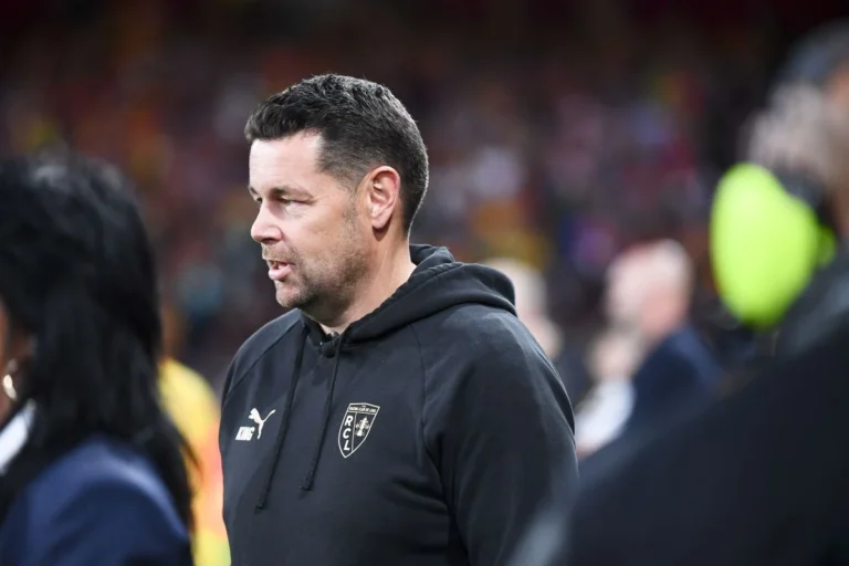 Pierre Sage en train de diriger l'équipe lensoise @Alamy