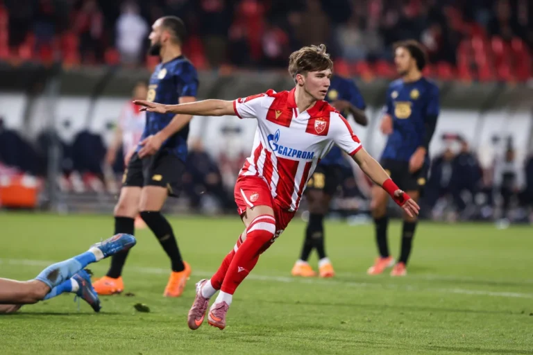 Vasilije Kostov avec le maillot de l'Etoile Rouge Belgrade