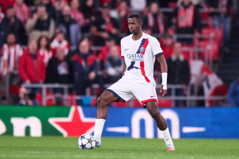 Willian Pacho mis au repos ©Alamy