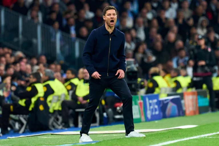 Xabi Alonso défendu par Thierry Henry ©Alamy