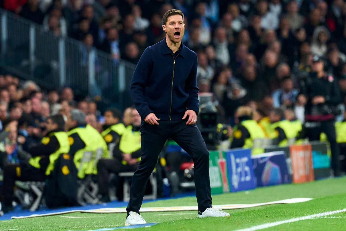 Xabi Alonso défendu par Thierry Henry ©Alamy