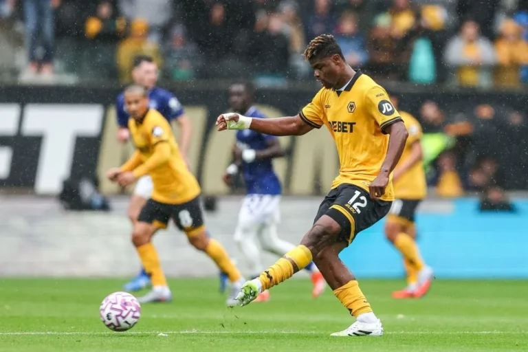 Emmanuel Agbadou sous le maillot de Wolverhampton @Alamy