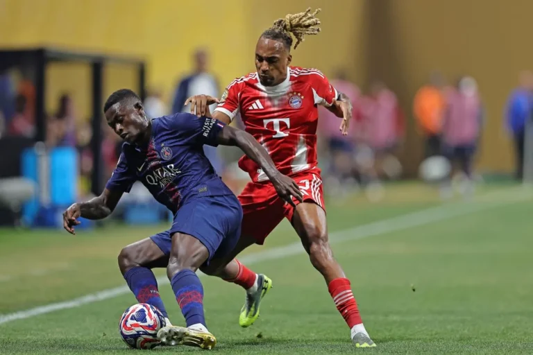 Sacha Boey avec le Bayern face au PSG @Alamy