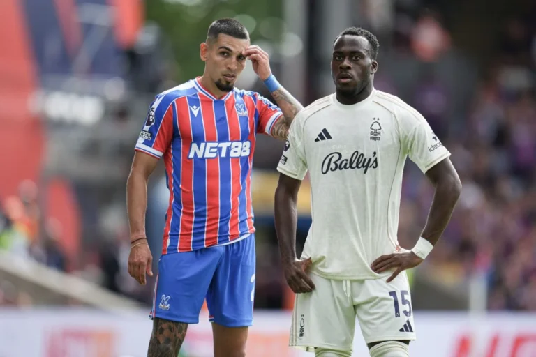 Arnaud Kalimuendo sous le maillot de Nottingham @Alamy