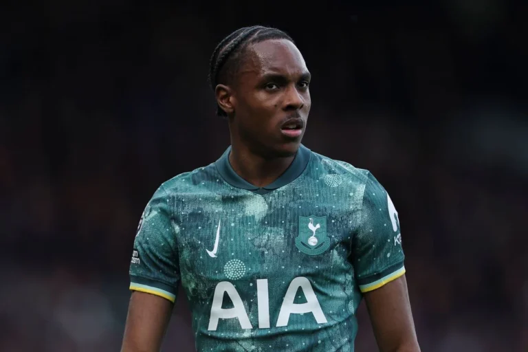 Mathys Tel sous le maillot de Tottenham @Alamy