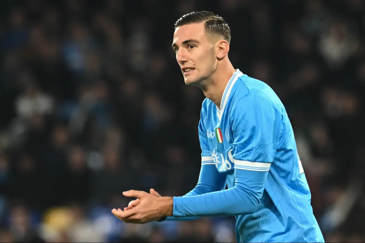 Naples : Lorenzo Lucca file en Premier League