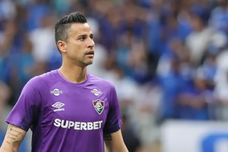 Après plus de 1400 matchs en club et 45 ans, il prolonge