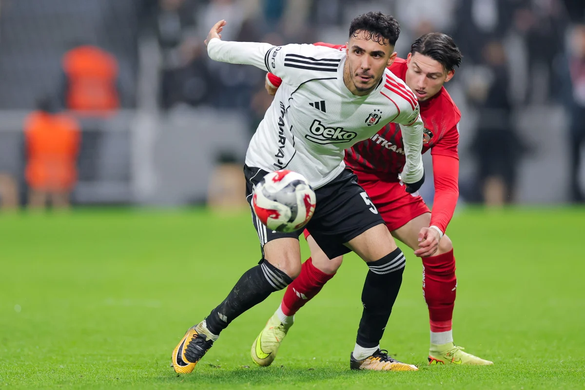 Emirhan Topçu sous le maillot du Besiktas