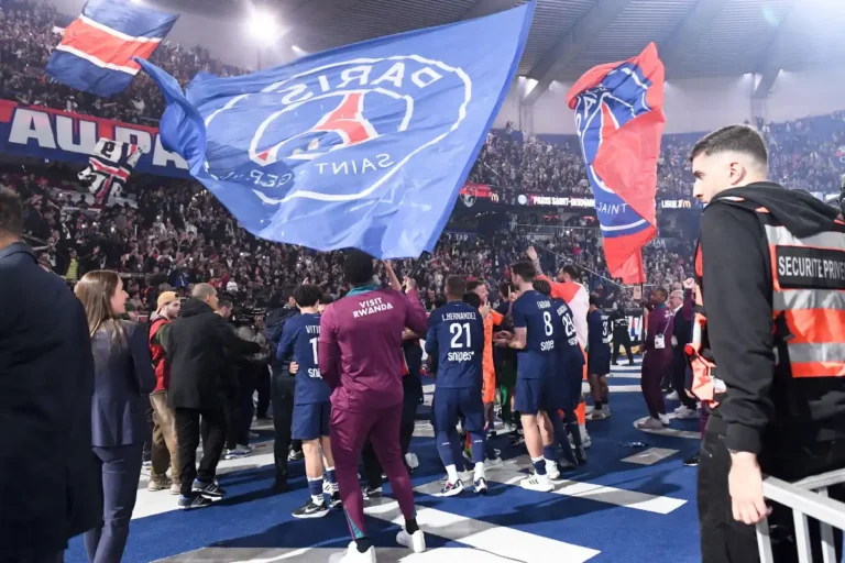 Ligue 1 : Paris célèbre l'arrivée de son prince