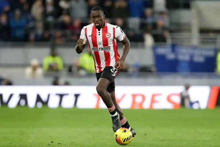Michael Kayode avec Brentford