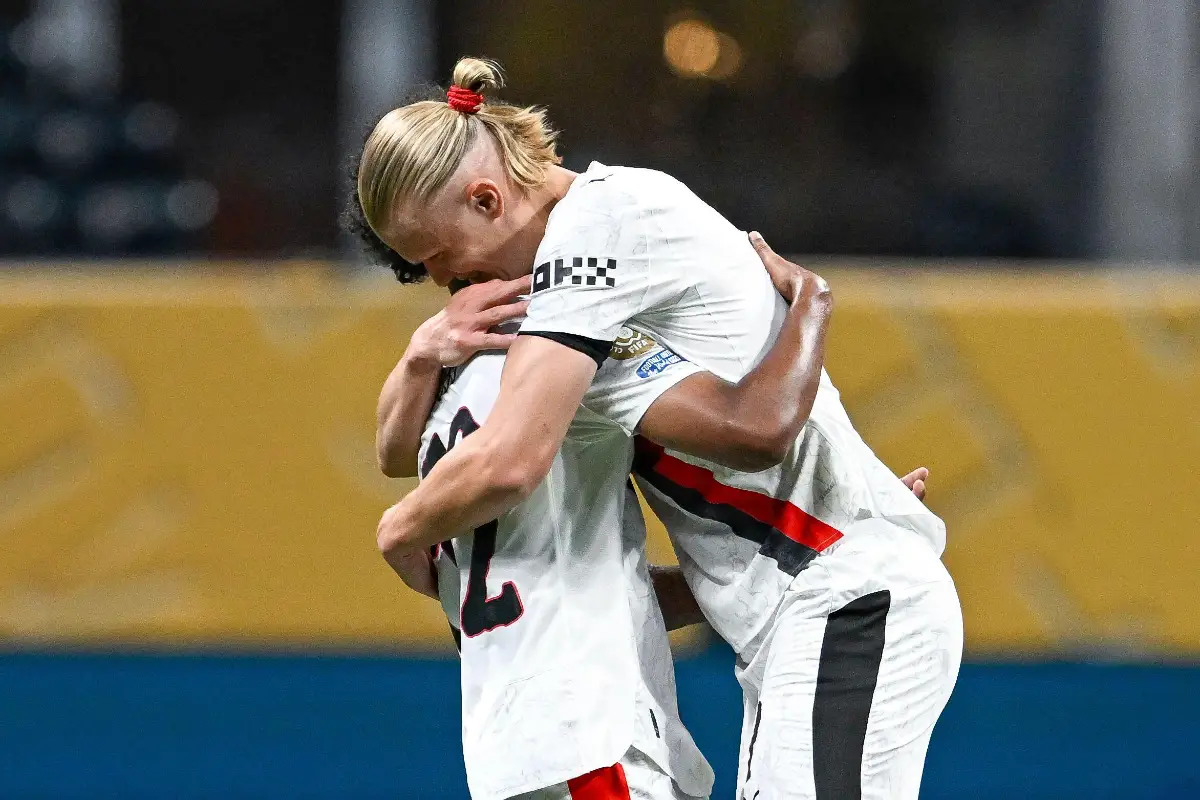 Oscar Bobb file à Fulham ©Alamy