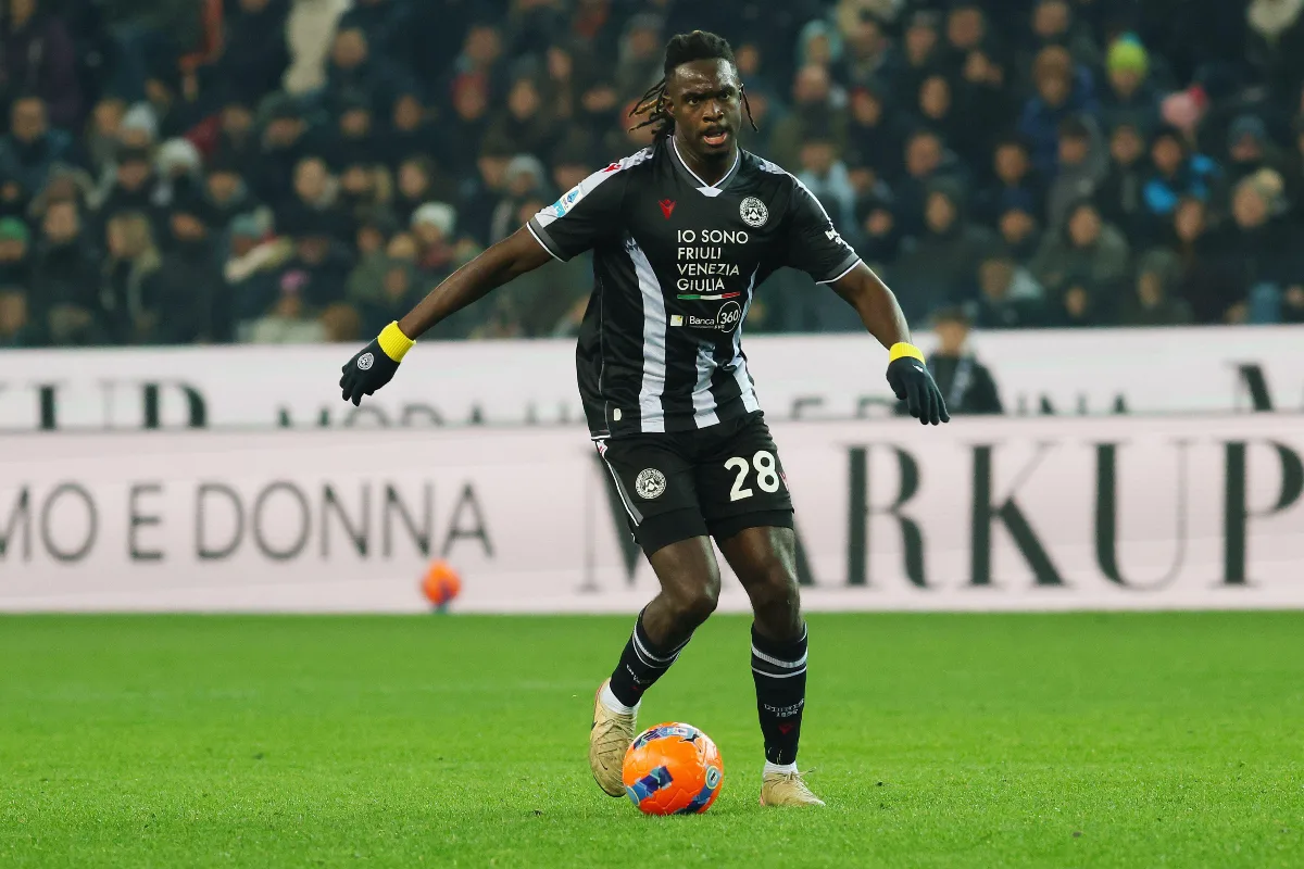 Manchester United et Chelsea surveillent un défenseur français