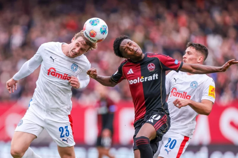 Pape Demba Diop signe à Toulouse ©Alamy