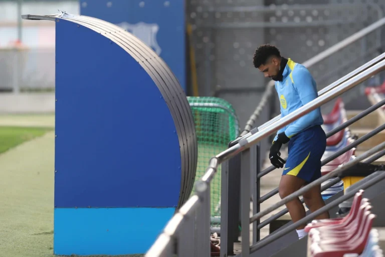 Ronald Araujo à l'entrainement au Barça ©Alamy