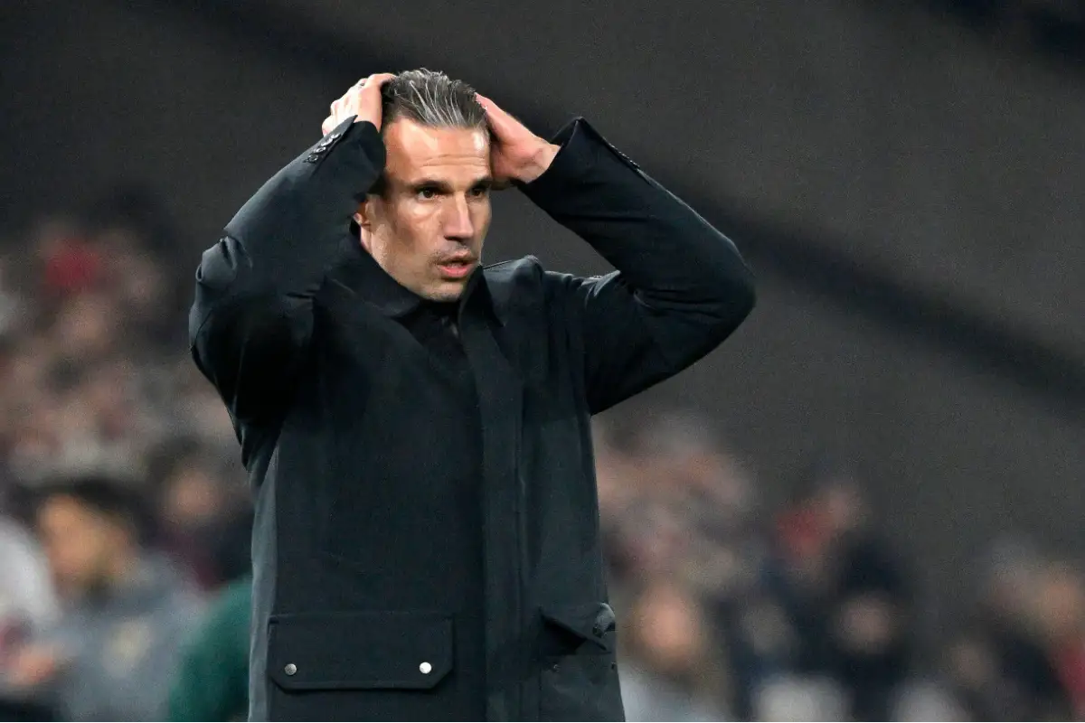 Un joueur attaque violemment Van Persie