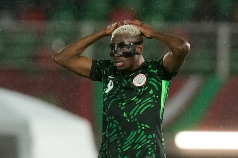 Vidéo : Osimhen attaque son coéquipier Lookman en plein match à la CAN