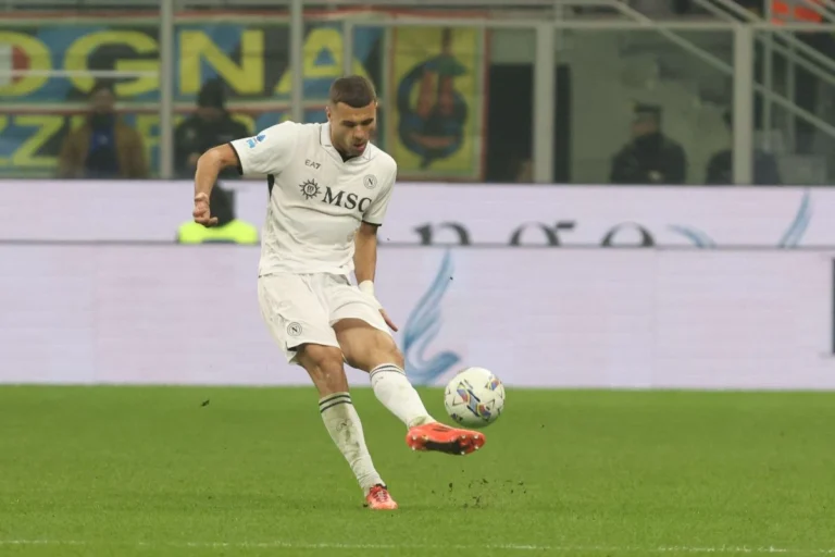 Alessandro Buongiorno sous le maillot de Naples @Alamy