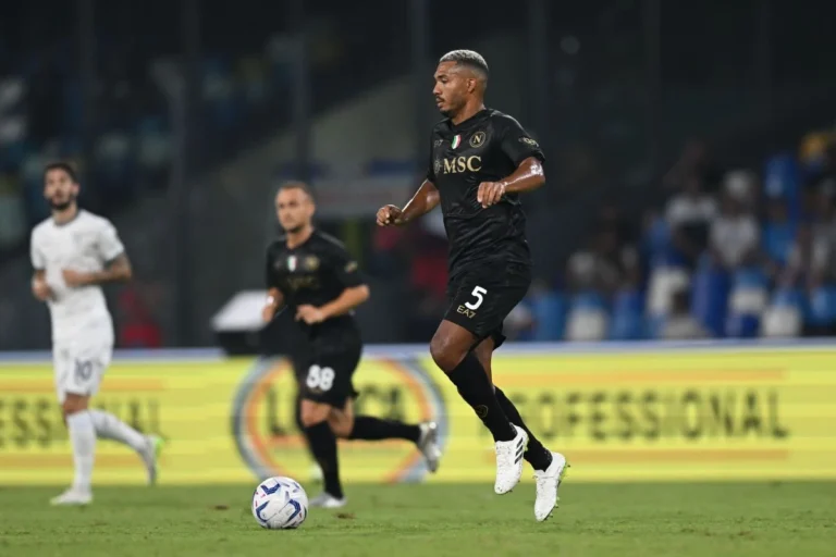 Juan Jesus sous le maillot de Naples @Alamy