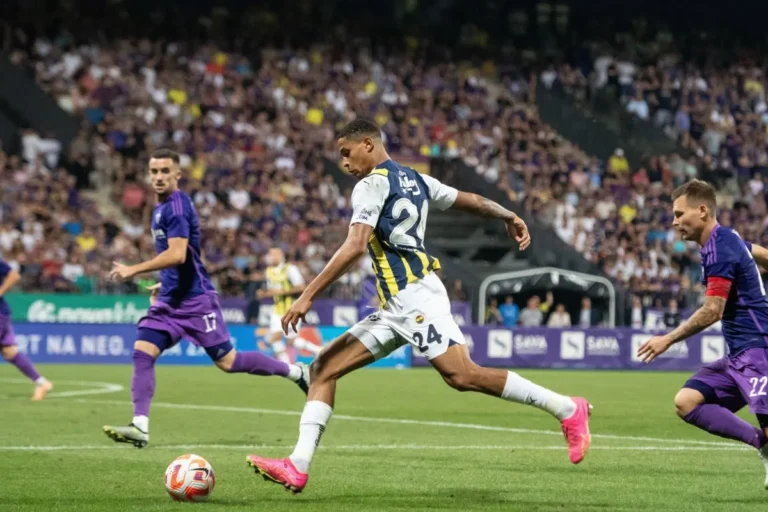 Jayden Oosterwolde sous le maillot de Fenerbahçe @Alamy