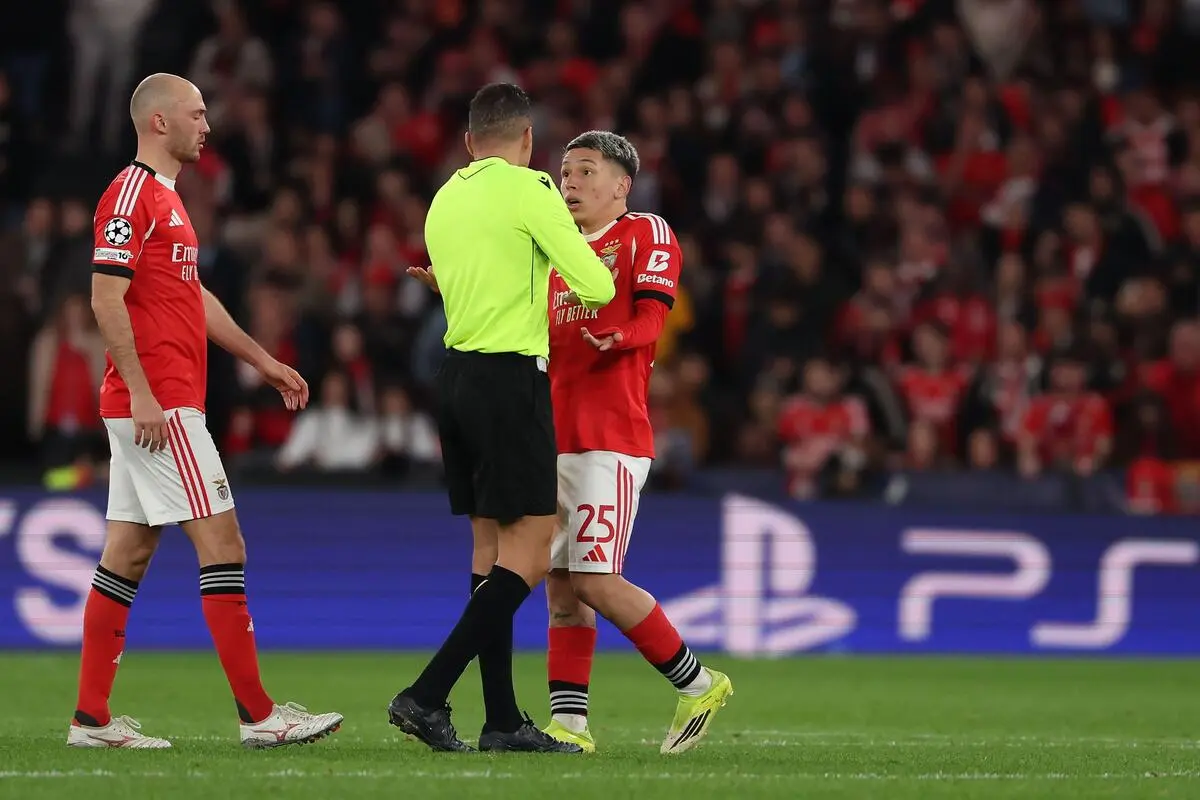 Gianluca Prestianni attaqué par une légende du Benfica