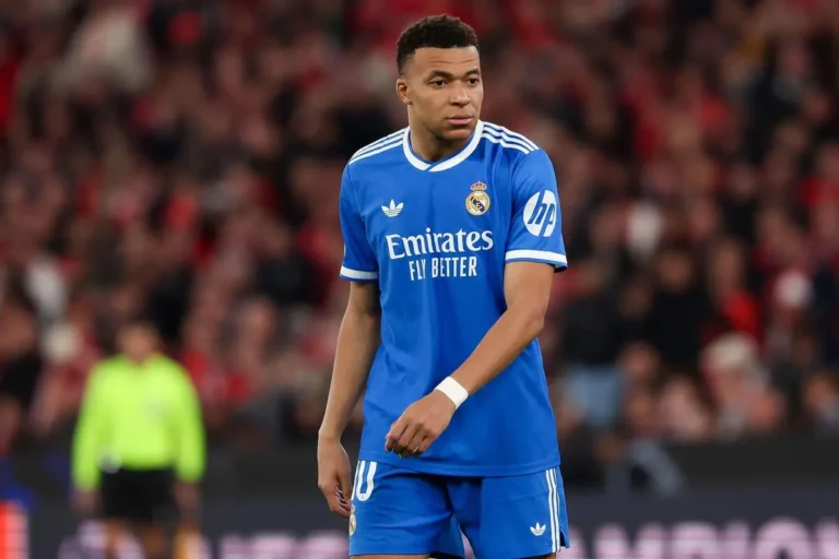 Kylian Mbappé passe son permis de conduire