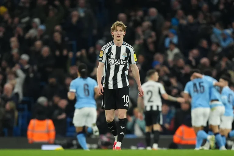 Anthony Gordon avec Newcastle