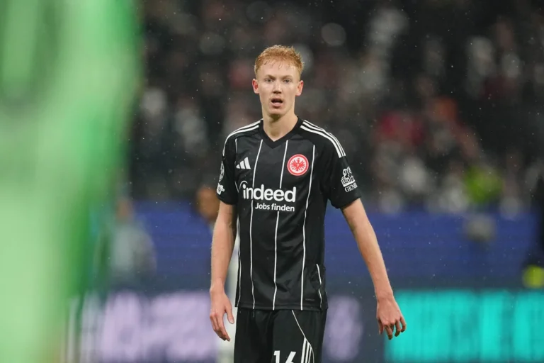 Hugo Larsson sous le maillot de Francfort