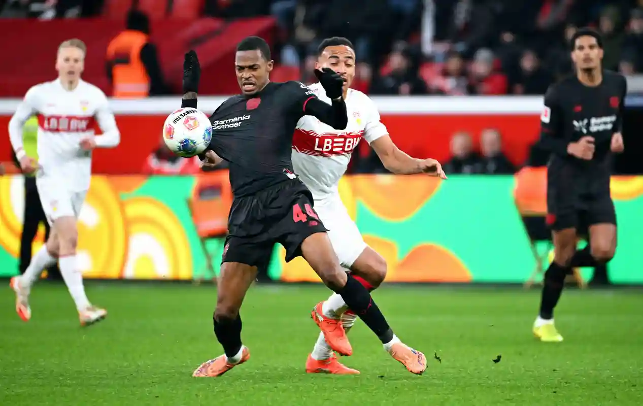 Jeanuël Belocian avec le Bayer Leverkusen