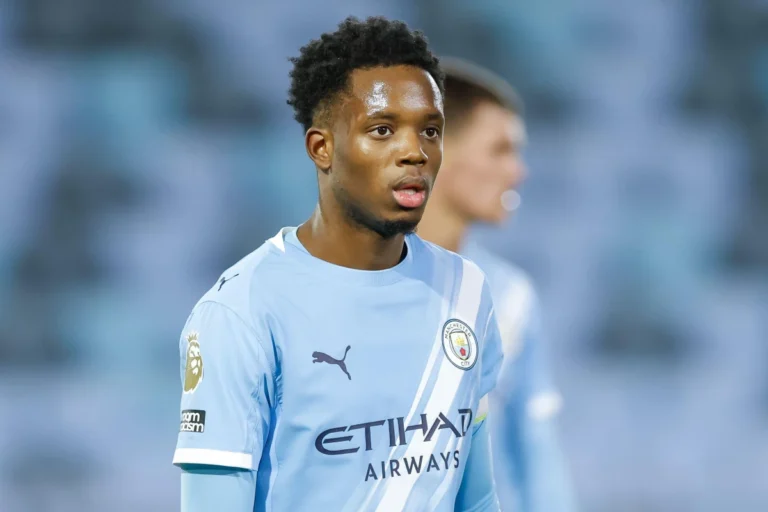 Justin Oboavwoduo avec Manchester City