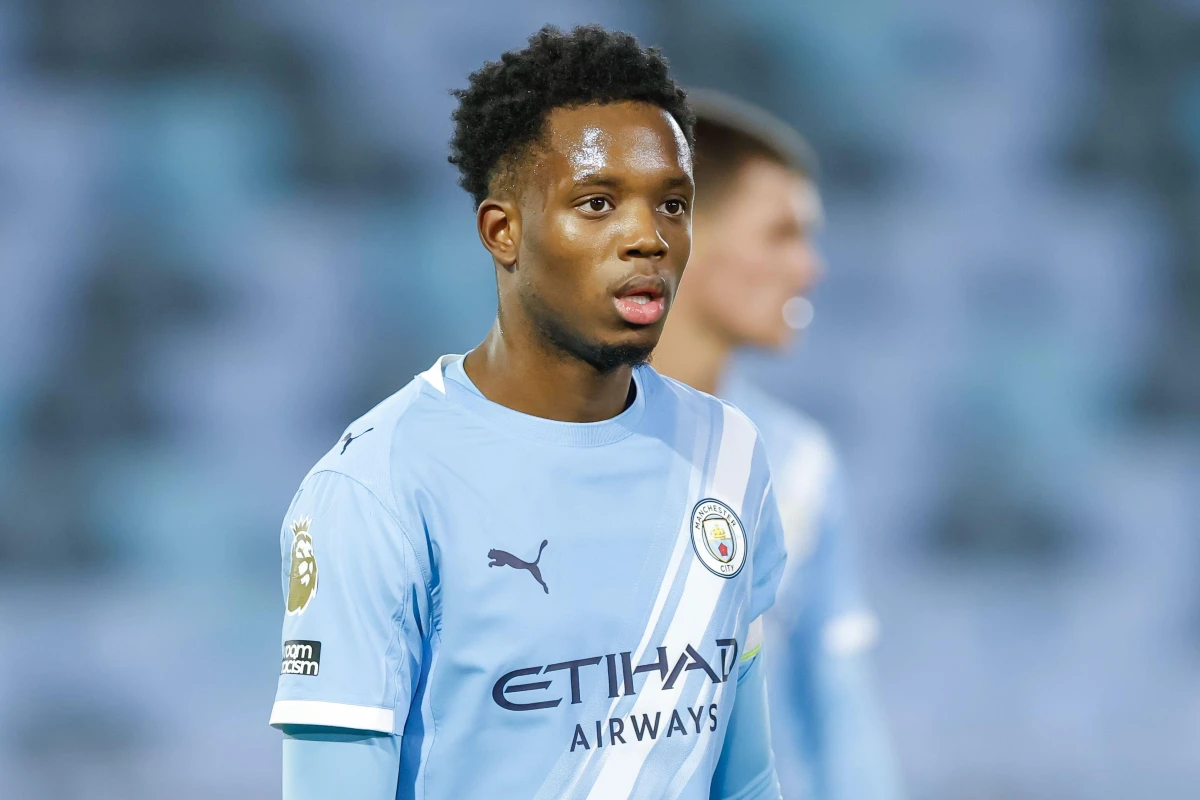Justin Oboavwoduo avec Manchester City