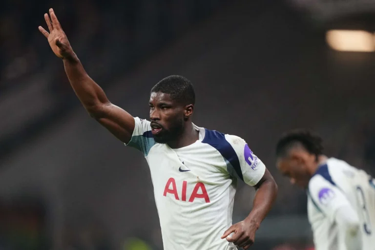 Kevin Danso avec Tottenham