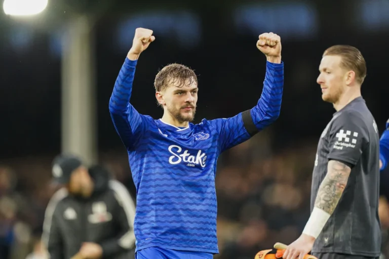 Kiernan Dewsbury-Hall sous le maillot d'Everton